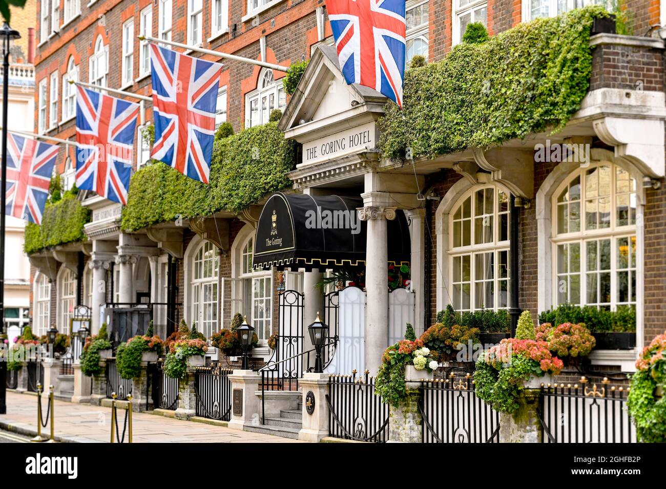 London, England - 2021. August: Schild über dem Eingang zum Goring Hotel im Zentrum von London Stockfoto