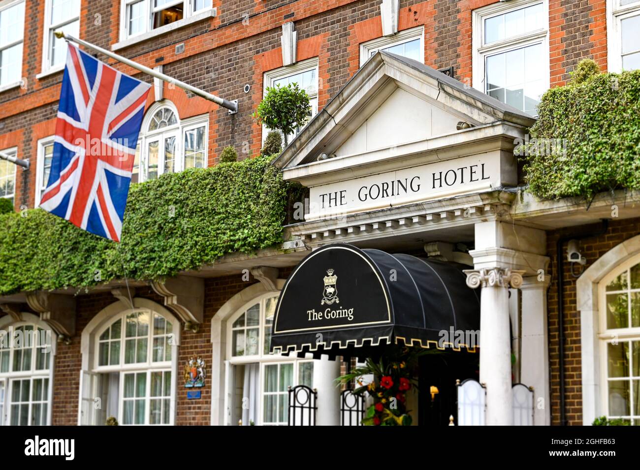 London, England - 2021. August: Schild über dem Eingang zum Goring Hotel im Zentrum von London Stockfoto