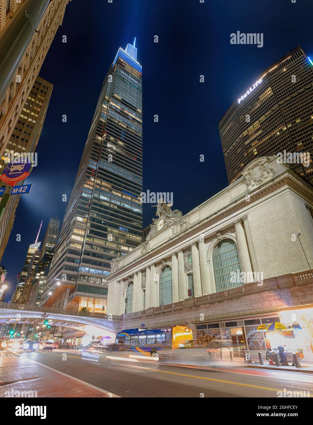 Über dem Grand Central Terminal und dem MetLife-Gebäude (ehemals Pan am) erhebt sich das neue Wahrzeichen der 42nd Street, One Vanderbilt. Stockfoto