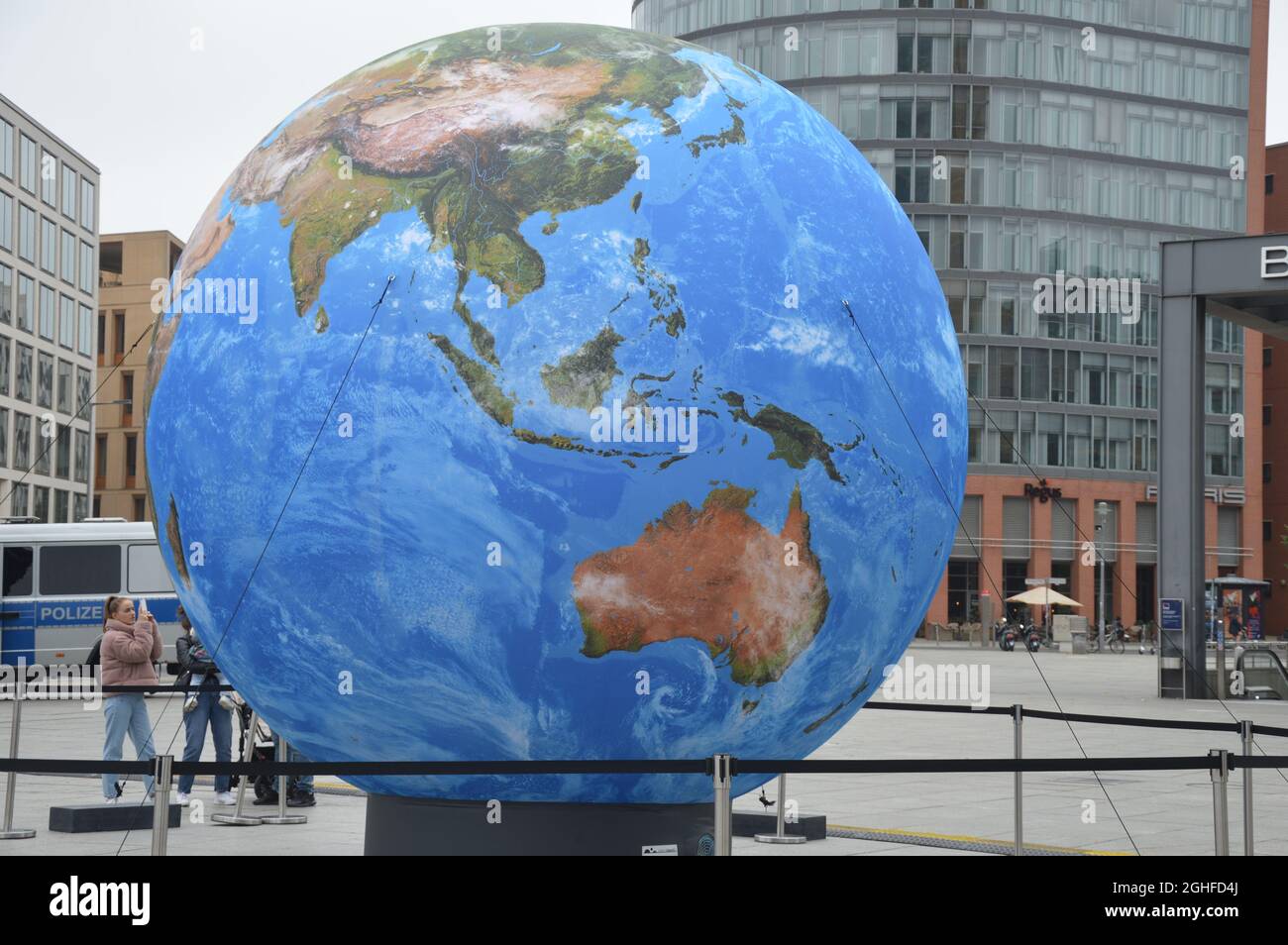 Ein Globus, der während der „unteilbaren“ Demonstration am Potsdamer Platz in Berlin ausgestellt wurde - 4. September 2021. Stockfoto Ein Globus, der während der „unteilbaren“ Demonstration am Potsdamer Platz in Berlin ausgestellt wurde - 4. September 2021. Stockfoto