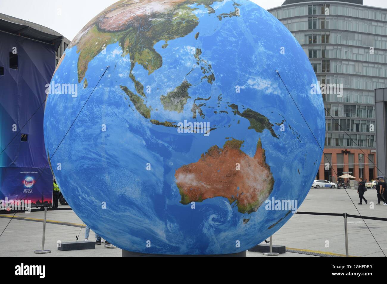 Ein Globus, der während der „unteilbaren“ Demonstration am Potsdamer Platz in Berlin ausgestellt wurde - 4. September 2021. Stockfoto Ein Globus, der während der „unteilbaren“ Demonstration am Potsdamer Platz in Berlin ausgestellt wurde - 4. September 2021. Stockfoto