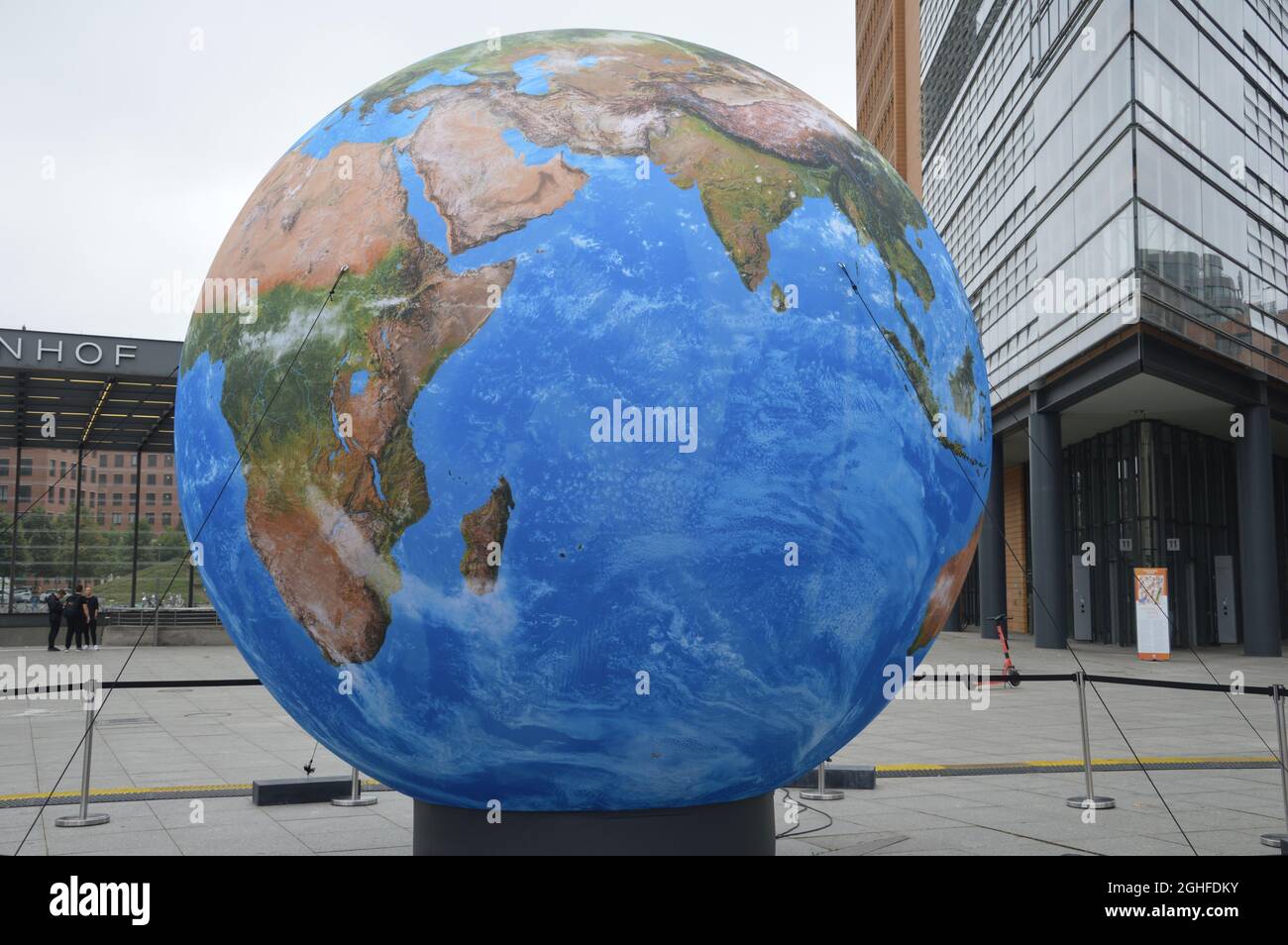 Ein Globus, der während der „unteilbaren“ Demonstration am Potsdamer Platz in Berlin ausgestellt wurde - 4. September 2021. Stockfoto Ein Globus, der während der „unteilbaren“ Demonstration am Potsdamer Platz in Berlin ausgestellt wurde - 4. September 2021. Stockfoto