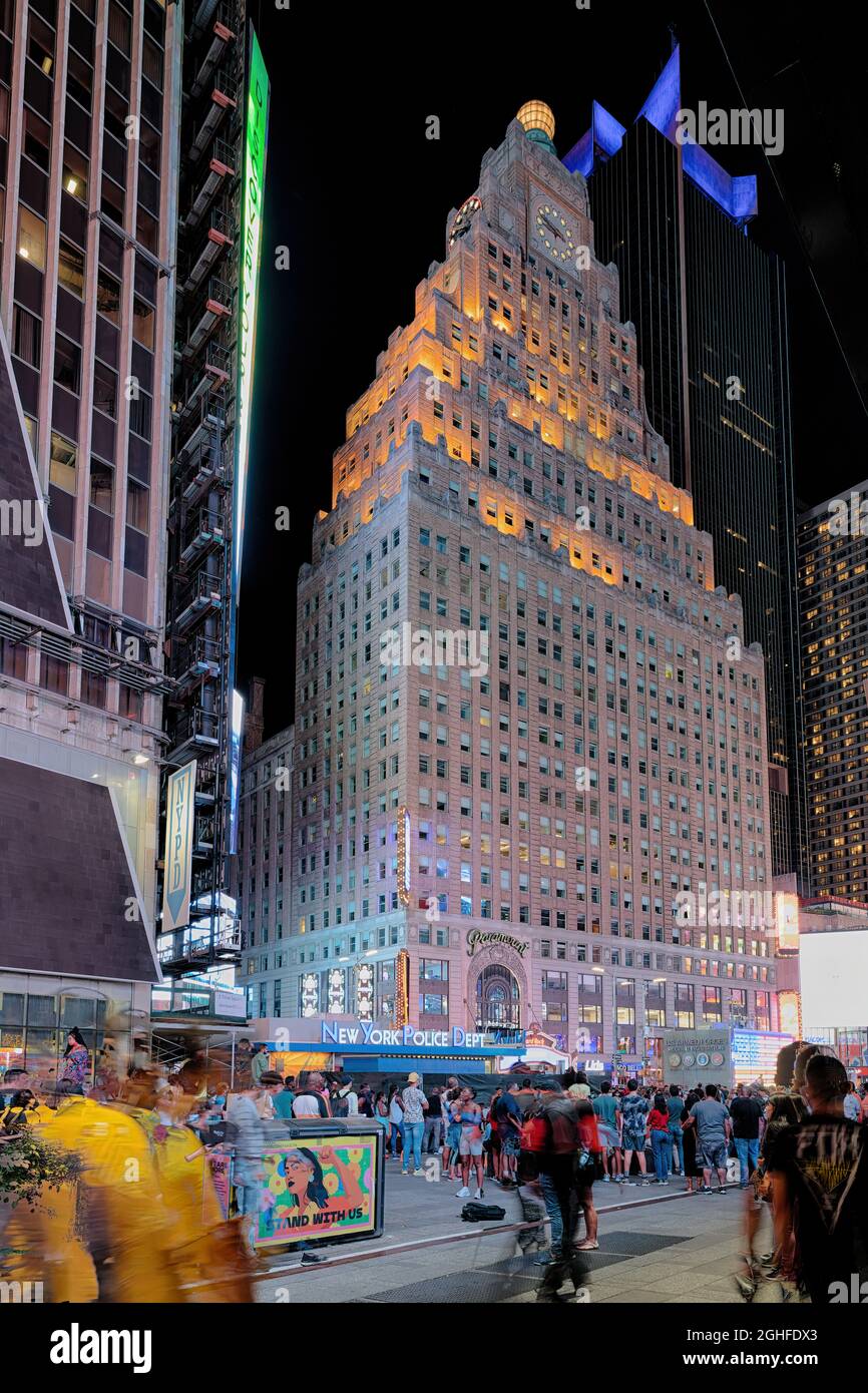 Paramount Building (1501 Broadway), ein Wahrzeichen von Beaux Arts, blickt auf den Times Square. Heute befindet sich ein Hard Rock Cafe, das ursprünglich das Paramount Theatre beherbergt. Stockfoto