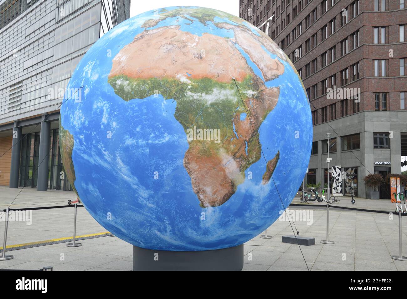 Ein Globus, der während der „unteilbaren“ Demonstration am Potsdamer Platz in Berlin ausgestellt wurde - 4. September 2021. Stockfoto Ein Globus, der während der „unteilbaren“ Demonstration am Potsdamer Platz in Berlin ausgestellt wurde - 4. September 2021. Stockfoto
