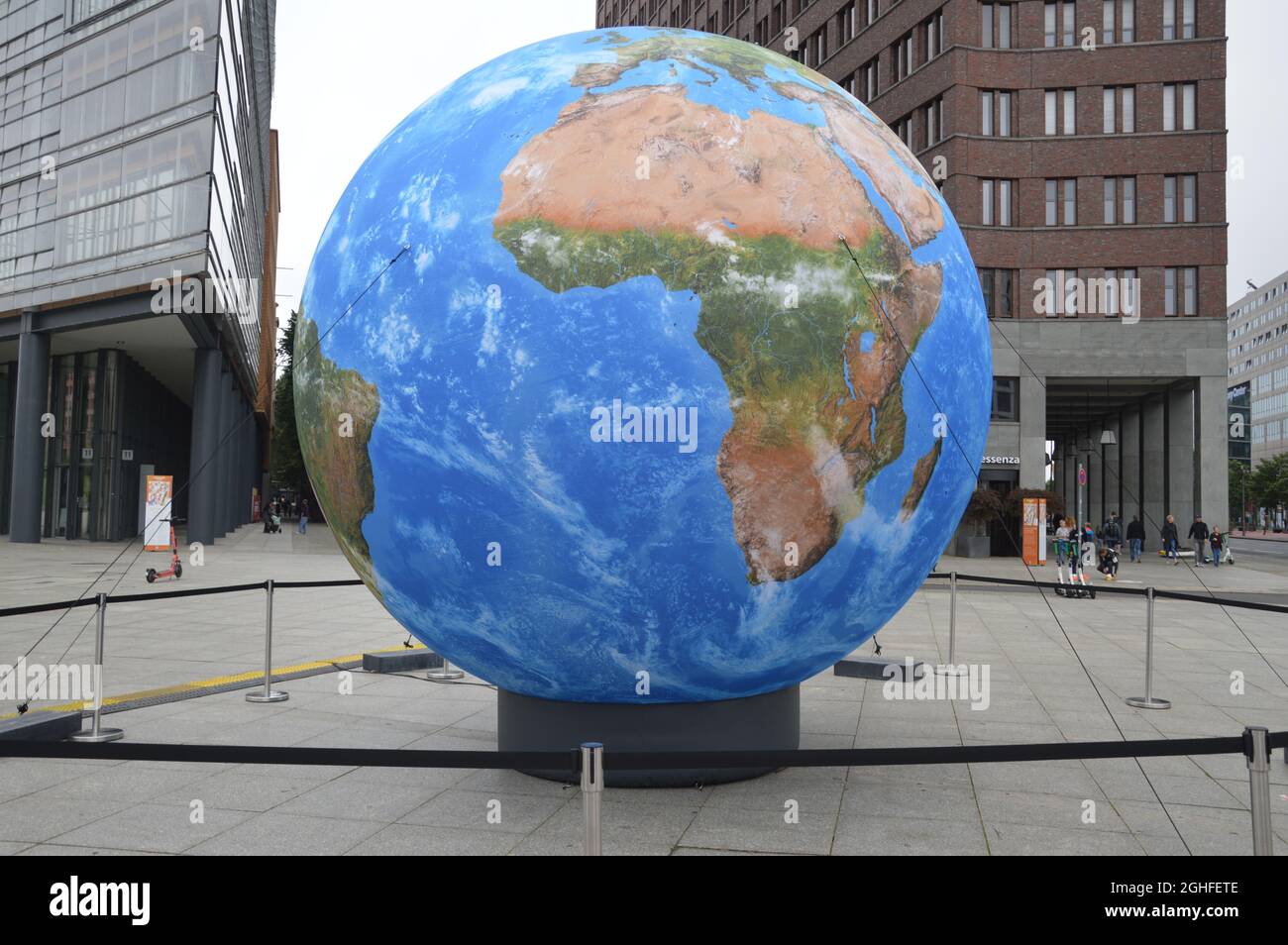 Ein Globus, der während der „unteilbaren“ Demonstration am Potsdamer Platz in Berlin ausgestellt wurde - 4. September 2021. Stockfoto Ein Globus, der während der „unteilbaren“ Demonstration am Potsdamer Platz in Berlin ausgestellt wurde - 4. September 2021. Stockfoto