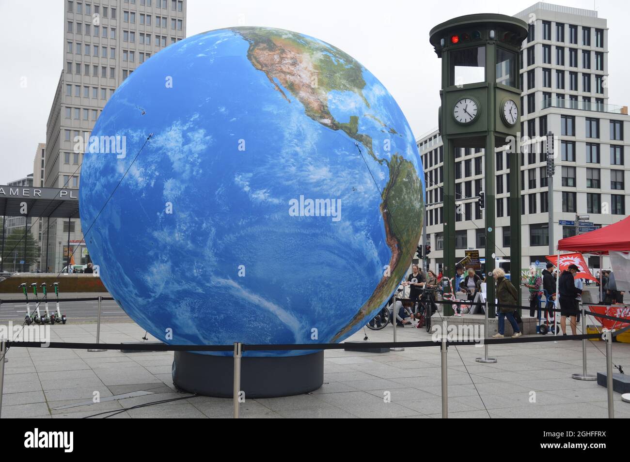 Ein Globus, der während der „unteilbaren“ Demonstration am Potsdamer Platz in Berlin ausgestellt wurde - 4. September 2021. Stockfoto Ein Globus, der während der „unteilbaren“ Demonstration am Potsdamer Platz in Berlin ausgestellt wurde - 4. September 2021. Stockfoto