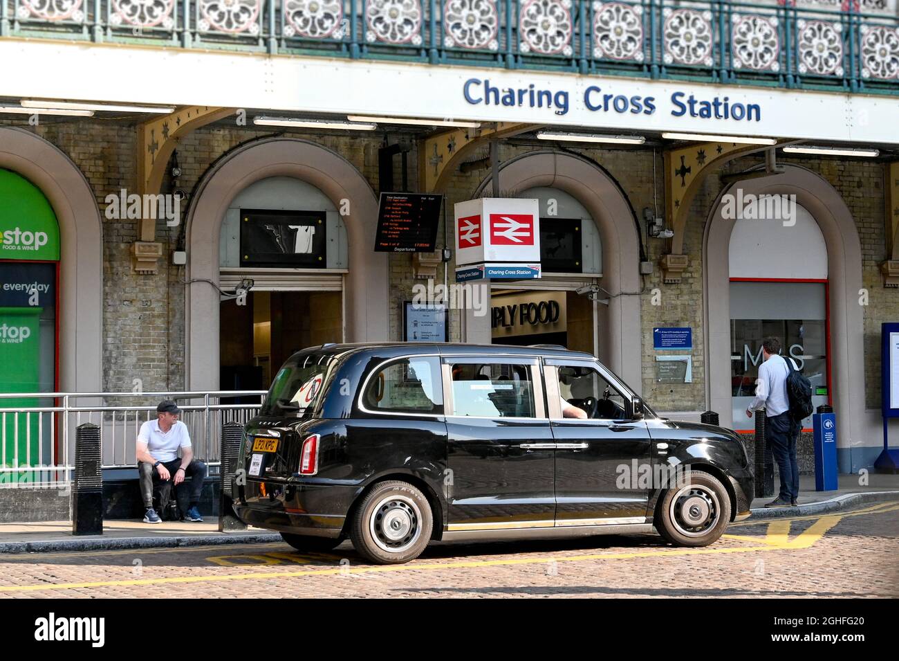 London, England - 2021. August: Taxi vor dem Eingang zum Bahnhof Charing Cross Stockfoto