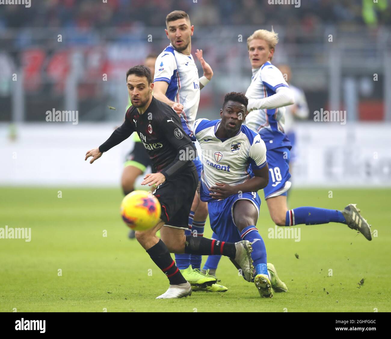 Giacomo Bonaventura vom AC Mailand stößt während des Spiels der Serie A bei Giuseppe Meazza, Mailand, auf Julian Chabot und Ronaldo Vieira von Sampdoria. Bilddatum: 6. Januar 2020. Bildnachweis sollte lauten: Jonathan Moscrop/Sportimage via PA Images Stockfoto