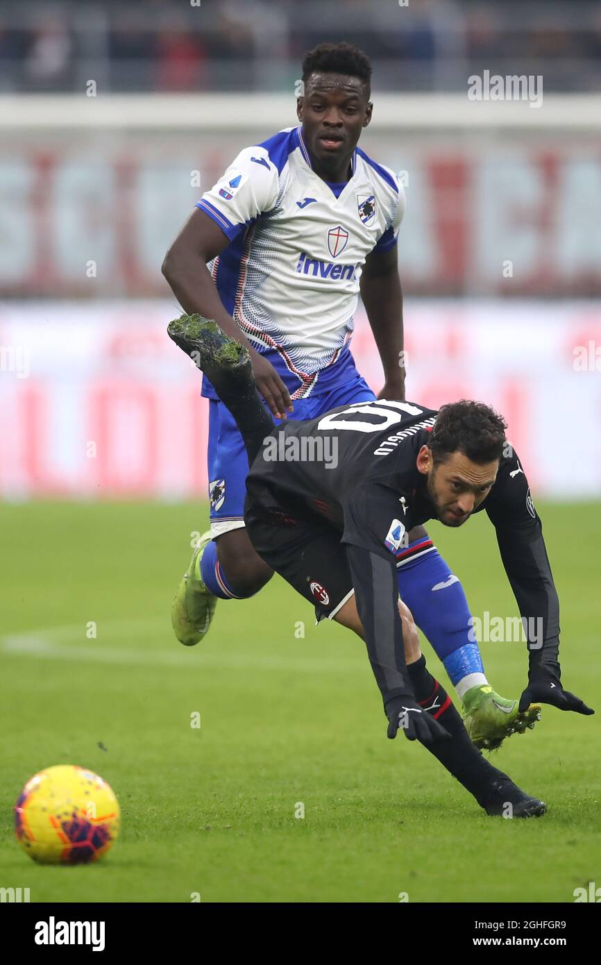 Hakan Calhanoglu von AC Mailand verklammert sich mit Ronaldo Vieira von Sampdoria während des Serie-A-Spiels bei Giuseppe Meazza, Mailand. Bilddatum: 6. Januar 2020. Bildnachweis sollte lauten: Jonathan Moscrop/Sportimage via PA Images Stockfoto