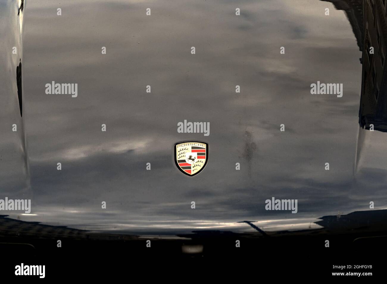London, England - 2021. August: Nahaufnahme der Plakette auf der Vorderseite eines Porsche-Sportwagens Stockfoto