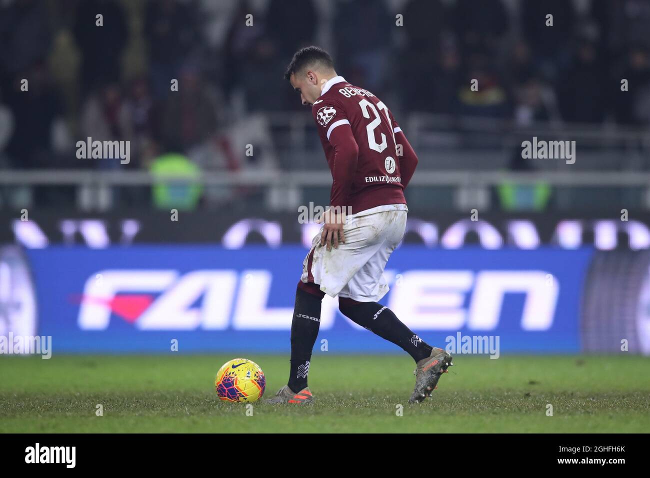 Alejandro Berenguer vom FC Turin ebnet den Boden, bevor er beim Schießen beim Coppa Italia-Spiel im Stadio Grande Torino in Turin die Siegstrafe eingeht. Bilddatum: 9. Januar 2020. Bildnachweis sollte lauten: Jonathan Moscrop/Sportimage via PA Images Stockfoto