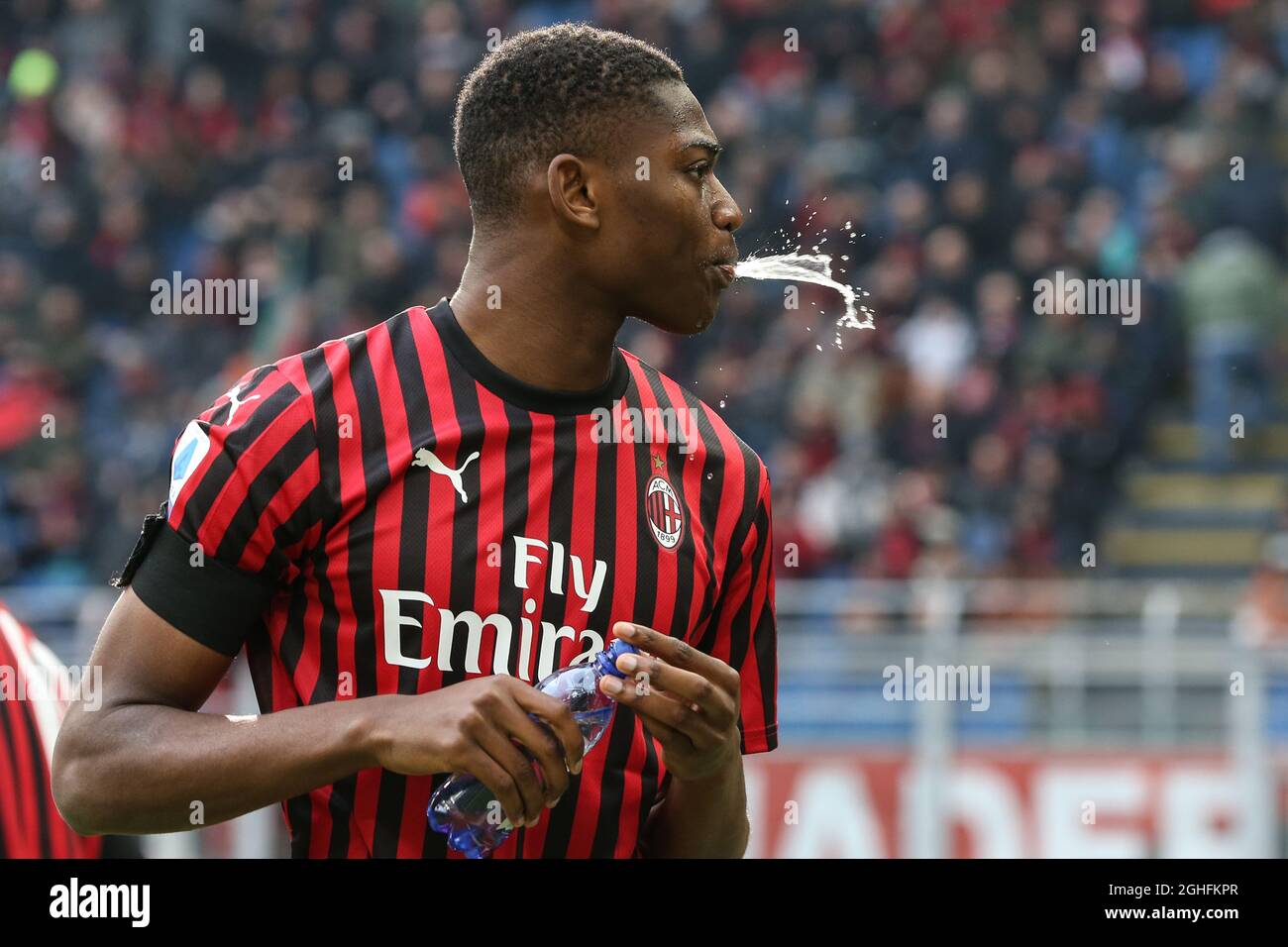 Rafael Leao vom AC Mailand spuckt Wasser vor dem Spiel der Serie A bei