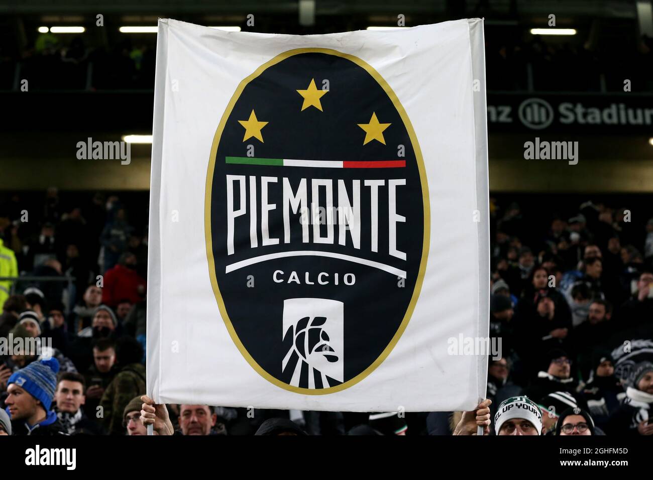 Eine Flagge von Piemonte Calcio wird gehalten (Juventus wird auf FIFA 20 als Piemonte Calcio bekannt, nachdem ein Deal mit Konami den Namen Juventus verbietet, für jedes andere Spiel als Pro Evolution Soccer verwendet zu werden) während des Serie-A-Spiels im Allianz Stadium, Turin. Bilddatum: 19. Januar 2020. Bildnachweis sollte lauten: Jonathan Moscrop/Sportimage via PA Images Stockfoto