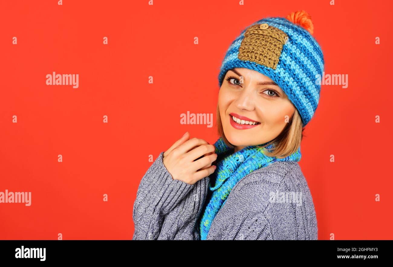 Schöne attraktive Frau in warmen Pullover, Hut und Schal. Fashion Portrait charmante Mädchen in Winterkleidung. Platz für Werbekleideraum kopieren Stockfoto