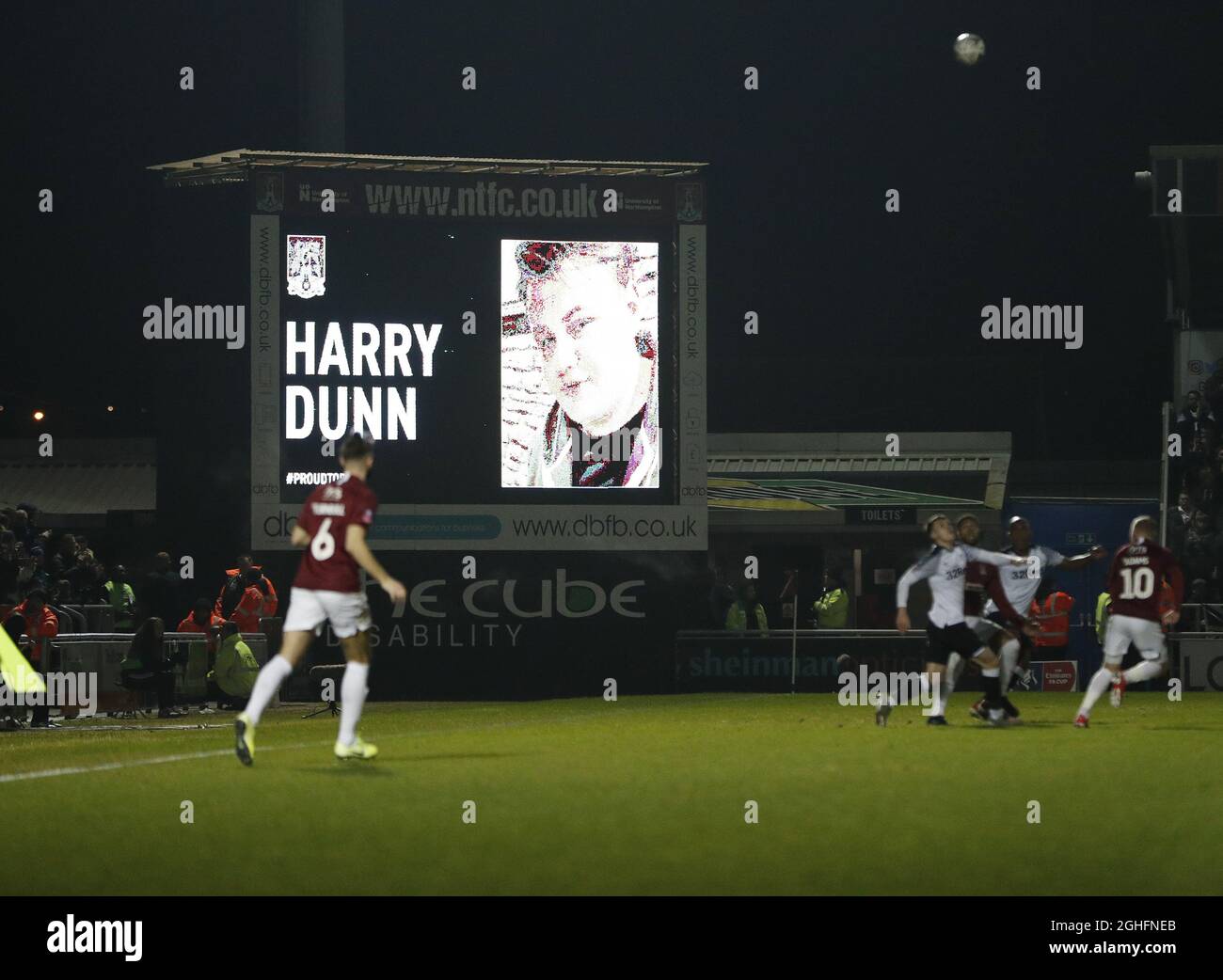 Ein Minutenapplaus für den ehemaligen Saisonkarteninhaber Harry Dunn, der sein Leben an einen US-Amerikaner verloren hat, der dann während des FA Cup-Spiels im PTS Academy Stadium, Northampton, die USA zurückflüchtete, um der Gerechtigkeit zu entgehen. Bilddatum: 24. Januar 2020. Bildnachweis sollte lauten: Darren Staples/Sportimage via PA Images Stockfoto