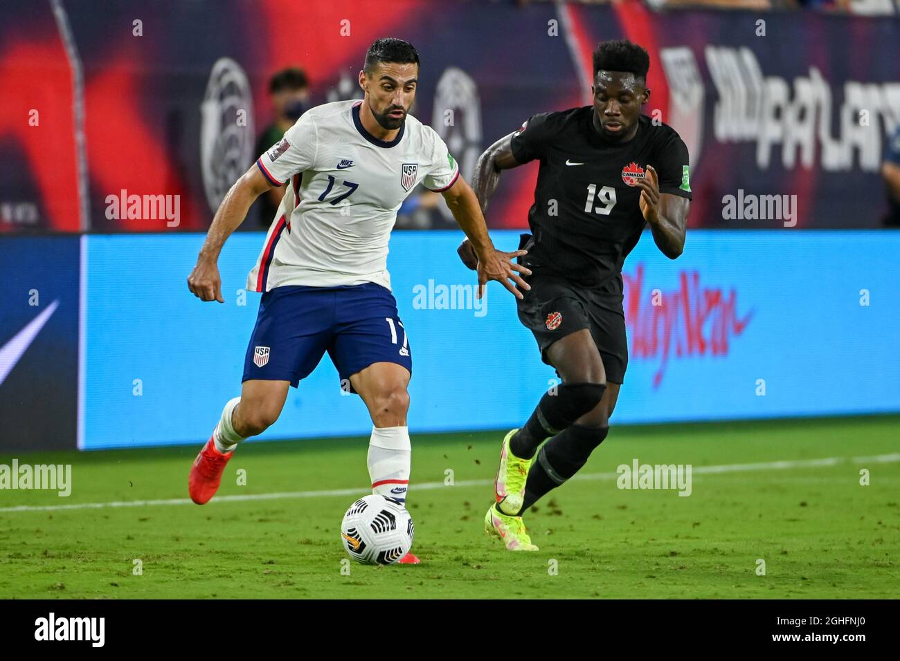 Nashville, TN, USA. September 2021. DER US-Mittelfeldspieler Sebastian Lletget (17) und der kanadische Verteidiger Alphonso Davies (19) waren während des WM-Qualifikationsspiels zwischen Kanada und den USA im Nissan Stadium in Nashville, TN, im Einsatz. Kevin Langley/CSM/Alamy Live News Stockfoto