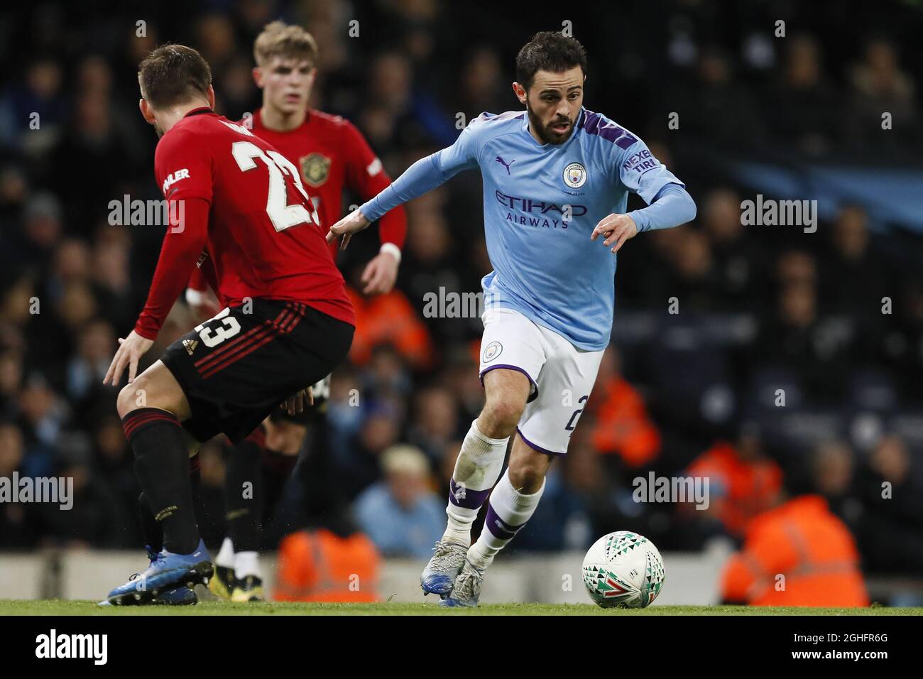 Bernardo Silva (r) von Manchester City läuft beim Carabao Cup-Spiel im Etihad Stadium in Manchester gegen Luke Shaw von Manchester United. Bilddatum: 29. Januar 2020. Bildnachweis sollte lauten: James Wilson/Sportimage via PA Images Stockfoto