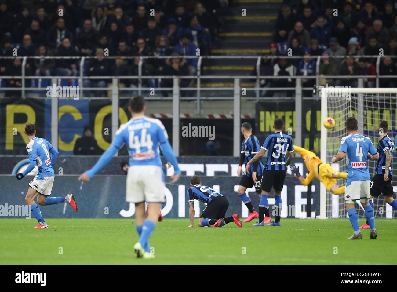 Fabian Ruiz von Neapel sieht aus, als sein Schlag an Daniele Padelli von Inter vorbeifliegt, um der Mannschaft während des Coppa Italia-Spiels bei Giuseppe Meazza in Mailand eine 1-0-Führung zu geben. Bilddatum: 12. Februar 2020. Bildnachweis sollte lauten: Jonathan Moscrop/Sportimage via PA Images Stockfoto