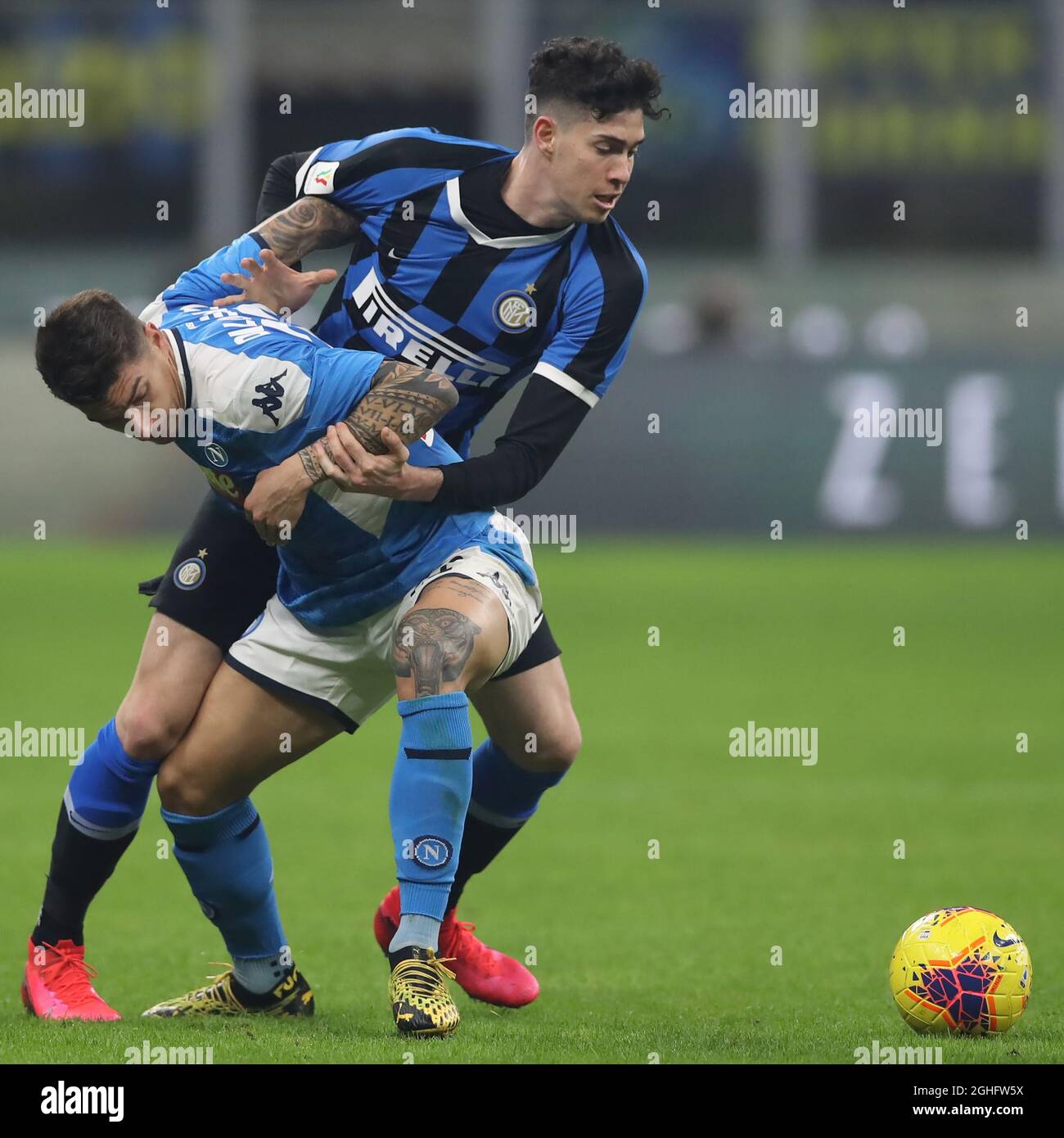 Alessandro Bastoni von Inter kämpft mit Giovanni Di Lorenzo von Neapel während des Coppa Italia-Spiels bei Giuseppe Meazza in Mailand. Bilddatum: 12. Februar 2020. Bildnachweis sollte lauten: Jonathan Moscrop/Sportimage via PA Images Stockfoto