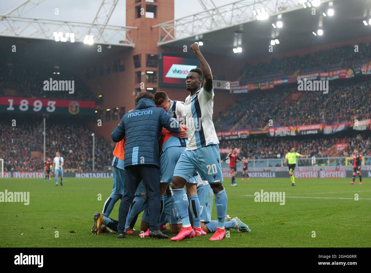 Der ecuadorianische Stürmer von Latium, der Stürmer von Lazio, und der Teamkollege, der italienische Stürmer Ciro Immobile, wird von Teamkollegen nach dem Tor in die Luft geschlemmt, um der Mannschaft während des Spiels in der Serie A bei Luigi Ferraris, Genua, eine Führung von 2-0 zu geben. Bilddatum: 23. Februar 2020. Bildnachweis sollte lauten: Jonathan Moscrop/Sportimage via PA Images Stockfoto