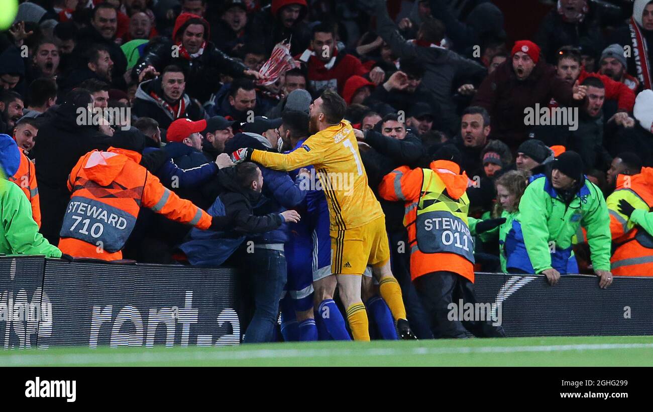 OlympiakosÕ Torwart Jose Sa feiert mit Teamkollegen und Fans, nachdem OlympiakosÕ Youssef El-Arabi beim Spiel der UEFA Europa League im Emirates Stadium in London 2-1 Punkte erzielt hat. Bilddatum: 27. Februar 2020. Bildnachweis sollte lauten: Paul Terry/Sportimage via PA Images Stockfoto