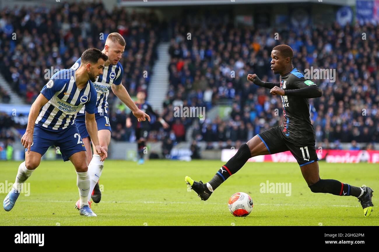 Crystal PalaceÕs Wilfried Zaha wird während des Premier League-Spiels im American Express Community Stadium, Brighton und Hove von BrightonÕs Martin Montoya (L) und Adam Webster herausgefordert. Bilddatum: 29. Februar 2020. Bildnachweis sollte lauten: Paul Terry/Sportimage via PA Images Stockfoto