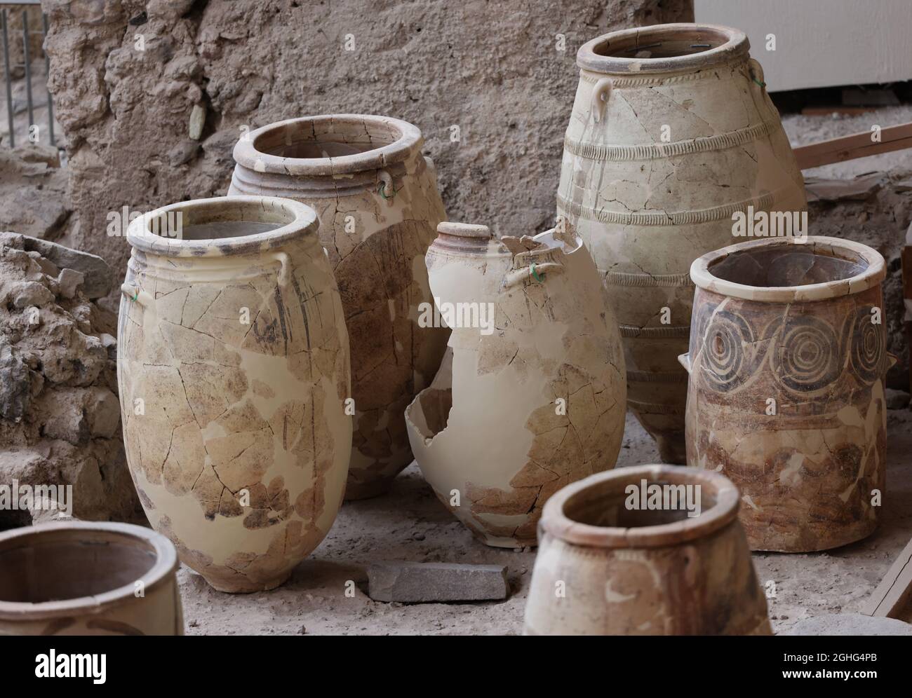 Santorini, Griechenland - 01. Juli 2021: In der prähistorischen Stadt Akrotiri, Ausgrabungsstätte einer minoischen bronzezeitlichen Siedlung, wurde antike Keramik geborgen Stockfoto