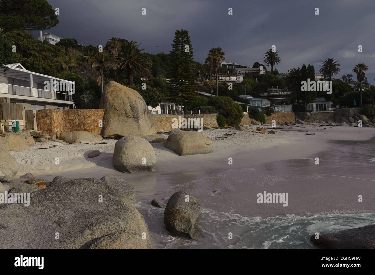 Der Clifton Beach in Kapstadt ist einer der begehrtesten Wohnadressen Südafrikas und ein Ruf für Reichtum Stockfoto