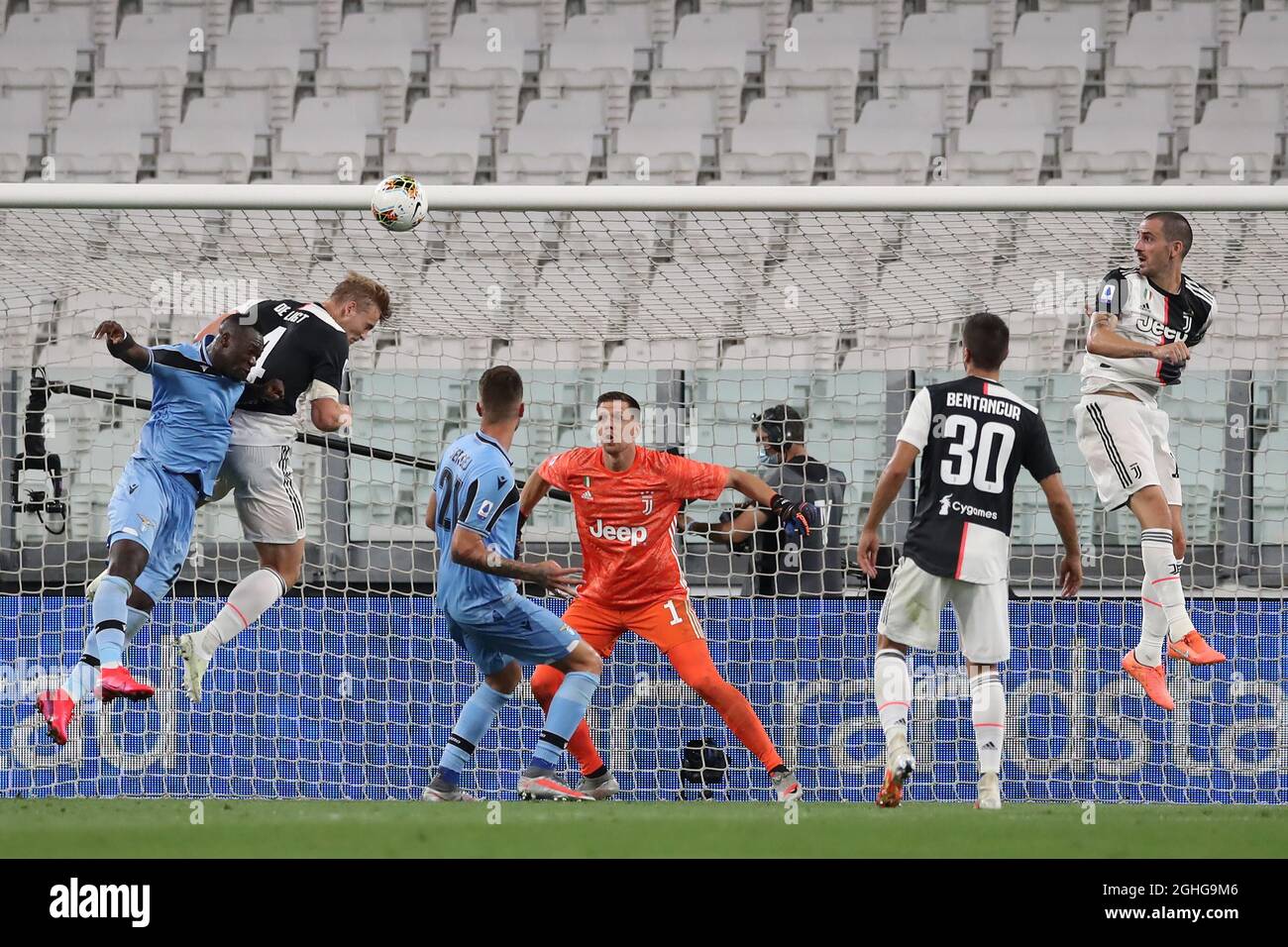 Der niederländische Verteidiger Matthijs De Ligt von Juventus erwartet, dass der ecuadorianische Stürmer, der Stürmer der SS Lazio, beim Spiel der Serie A im Allianz Stadium in Turin den Ball klar anführen wird. Bilddatum: 20. Juli 2020. Bildnachweis sollte lauten: Jonathan Moscrop/Sportimage via PA Images Stockfoto