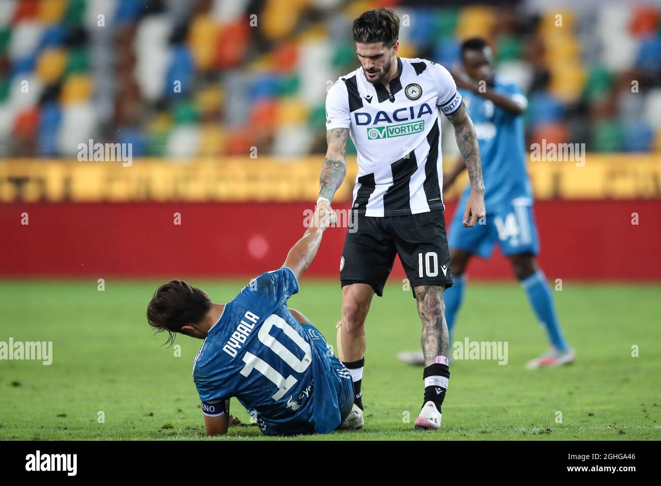 Der argentinische Mittelfeldspieler Rodrigo De Paul von Udinese Calcio hilft dem argentinischen Stürmer Paulo Dybala von Juventus beim Spiel der Serie A in der Dacia Arena, Udine, wieder auf die Beine. Bilddatum: 23. Juli 2020. Bildnachweis sollte lauten: Jonathan Moscrop/Sportimage via PA Images Stockfoto