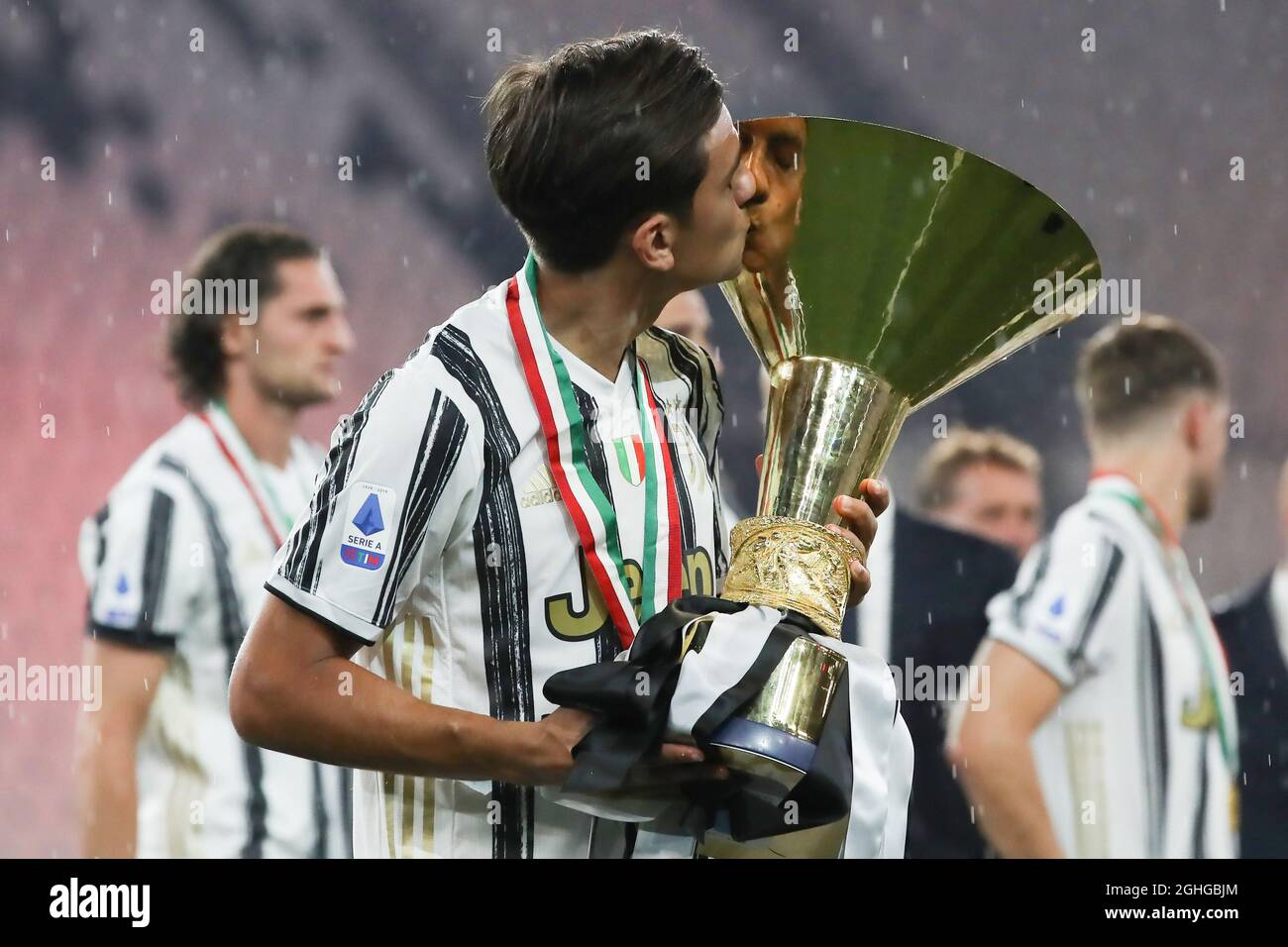 Paulo Dybala von Juventus küsst den Scudetto nach dem Spiel der Serie A im Allianz Stadium, Turin. Bilddatum: 1. August 2020. Bildnachweis sollte lauten: Jonathan Moscrop/Sportimage via PA Images Stockfoto