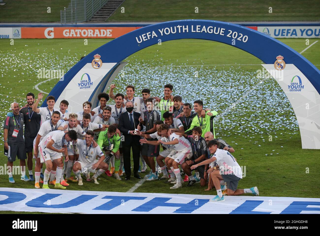 Florentino Perez, Präsident von Real Madrid, und Cheftrainer Raul Gonzalez Blanco Head feiern mit der Lennart Johanssen Trophy nach dem Sieg über Benfica im UEFA Youth League Finale 3-2 im Colovray Sports Center, Nyon. Bilddatum: 25. August 2020. Bildnachweis sollte lauten: Jonathan Moscrop/Sportimage via PA Images Stockfoto