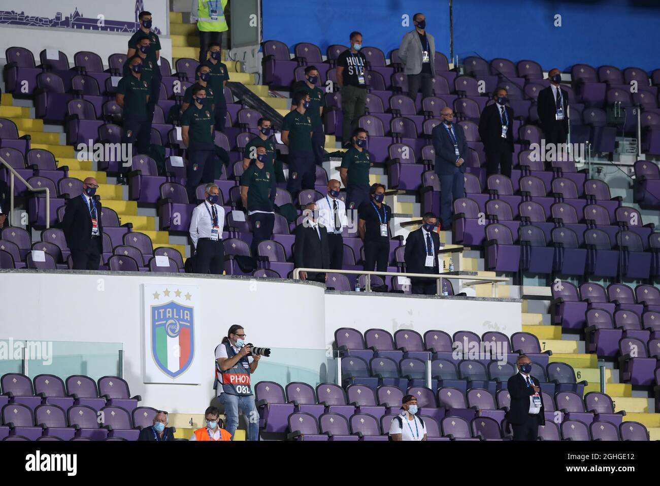 Mitglieder der italienischen Nationalmannschaft und Direktoren respektieren die Hymnen vor dem Spiel der UEFA Nations League im Stadio Artemio Franchi, Florenz. Bilddatum: 4. September 2020. Bildnachweis sollte lauten: Jonathan Moscrop/Sportimage via PA Images Stockfoto