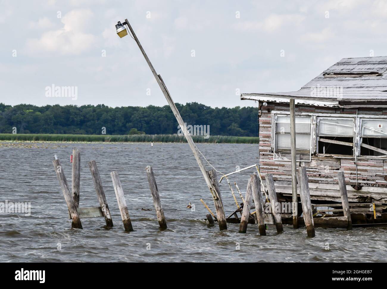 Verlassene Fischerhütte am Wasser entlang Stockfoto