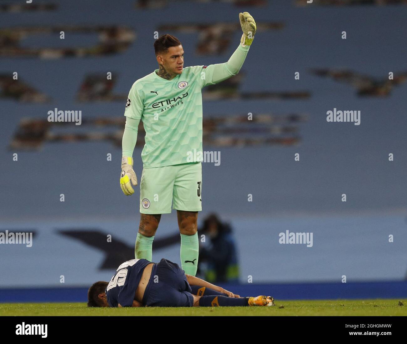 Ederson von Manchester City fordert die Behandlung von Fabio Vieira vom FC Porto während des UEFA Champions League-Spiels im Etihad Stadium in Manchester. Bilddatum: 21. Oktober 2020. Bildnachweis sollte lauten: Darren Staples/Sportimage via PA Images Stockfoto