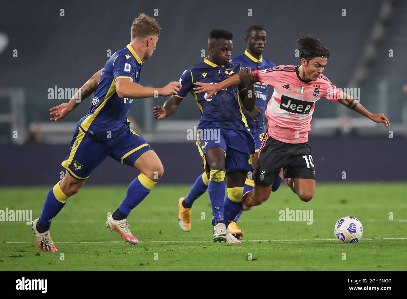 Paulo Dybala von Juventus wird von Ronaldo Vieira von Hellas Verona als Fouled Ebrima Colley und Matteo Lovato von Hellas Verona während der Serie A Spiel im Allianz Stadium, Turin zu sehen. Bilddatum: 25. Oktober 2020. Bildnachweis sollte lauten: Jonathan Moscrop/Sportimage via PA Images Stockfoto