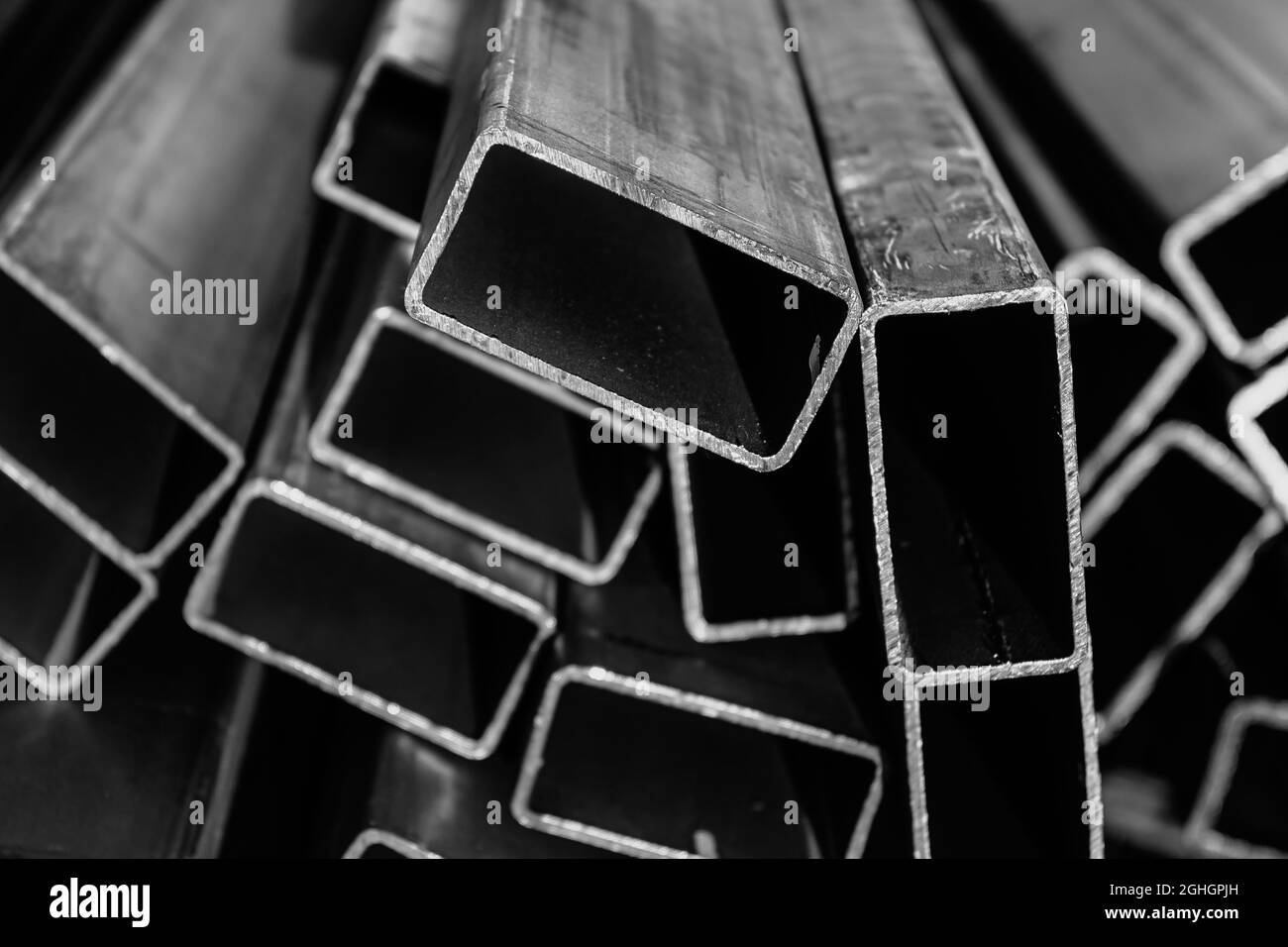 Metallrohre aus rechteckigem Profil in einem Handelslager Stockfoto