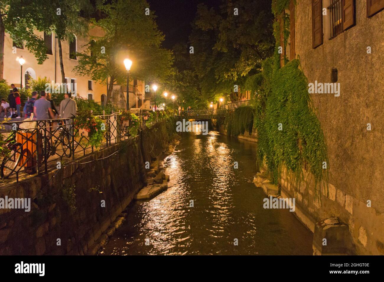 Annecy in den Alpen, Blick auf den Kanal der Altstadt bei Nacht, Frankreich, Europa Stockfoto