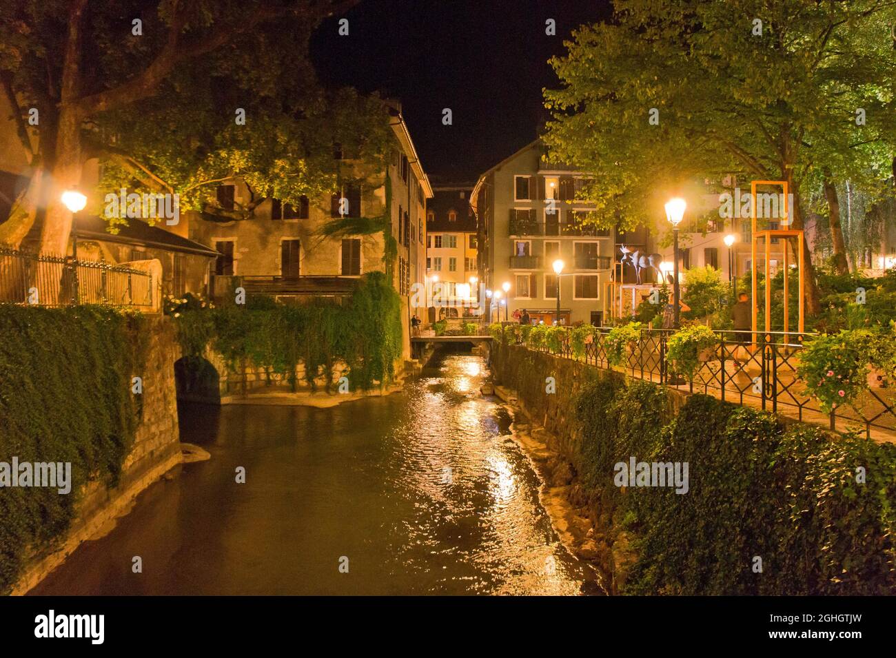 Annecy in den Alpen, Blick auf den Kanal der Altstadt bei Nacht, Frankreich, Europa Stockfoto