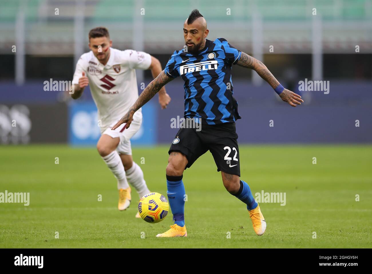 Arturo Vidal von Internazionale wird von Karol Linetty vom FC Turin während des Spiels der Serie A bei Giuseppe Meazza, Mailand, verfolgt. Bilddatum: 22. November 2020. Bildnachweis sollte lauten: Jonathan Moscrop/Sportimage via PA Images Stockfoto