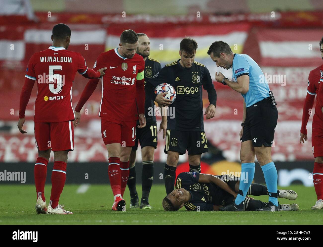 David Neres von Ajax hat sich während des UEFA Champions League-Spiels in Anfield, Liverpool, verletzt. Bilddatum: 1. Dezember 2020. Bildnachweis sollte lauten: Darren Staples/Sportimage via PA Images Stockfoto