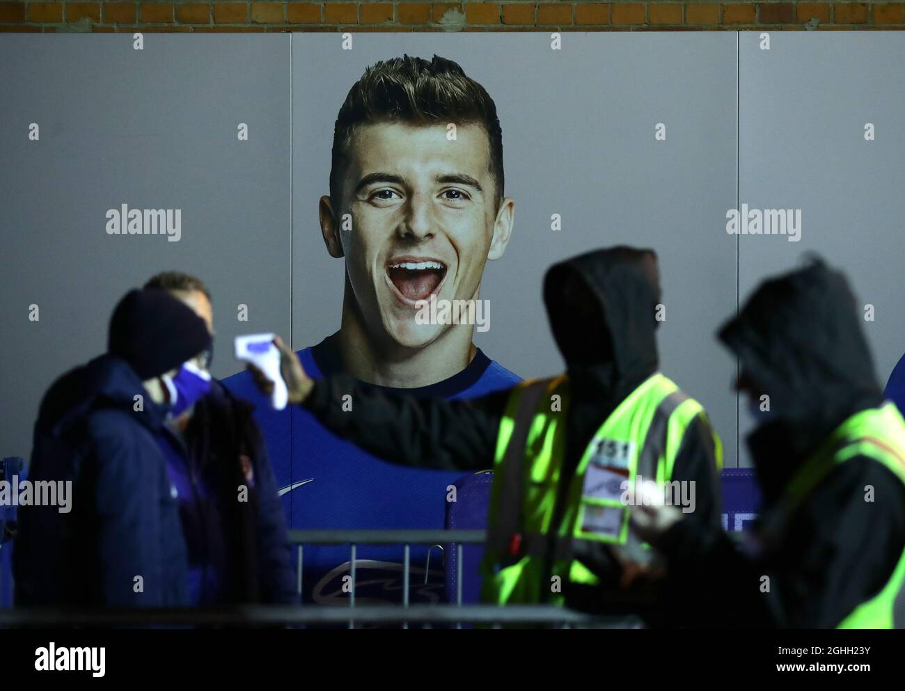 Ein Poster von Mason Mount überblickt zurückkehrende Fans, die während des Premier League-Spiels in der Stamford Bridge, London, ihre Temperaturen überprüfen lassen. Bilddatum: 5. Dezember 2020. Bildnachweis sollte lauten: David Klein/Sportimage via PA Images Stockfoto