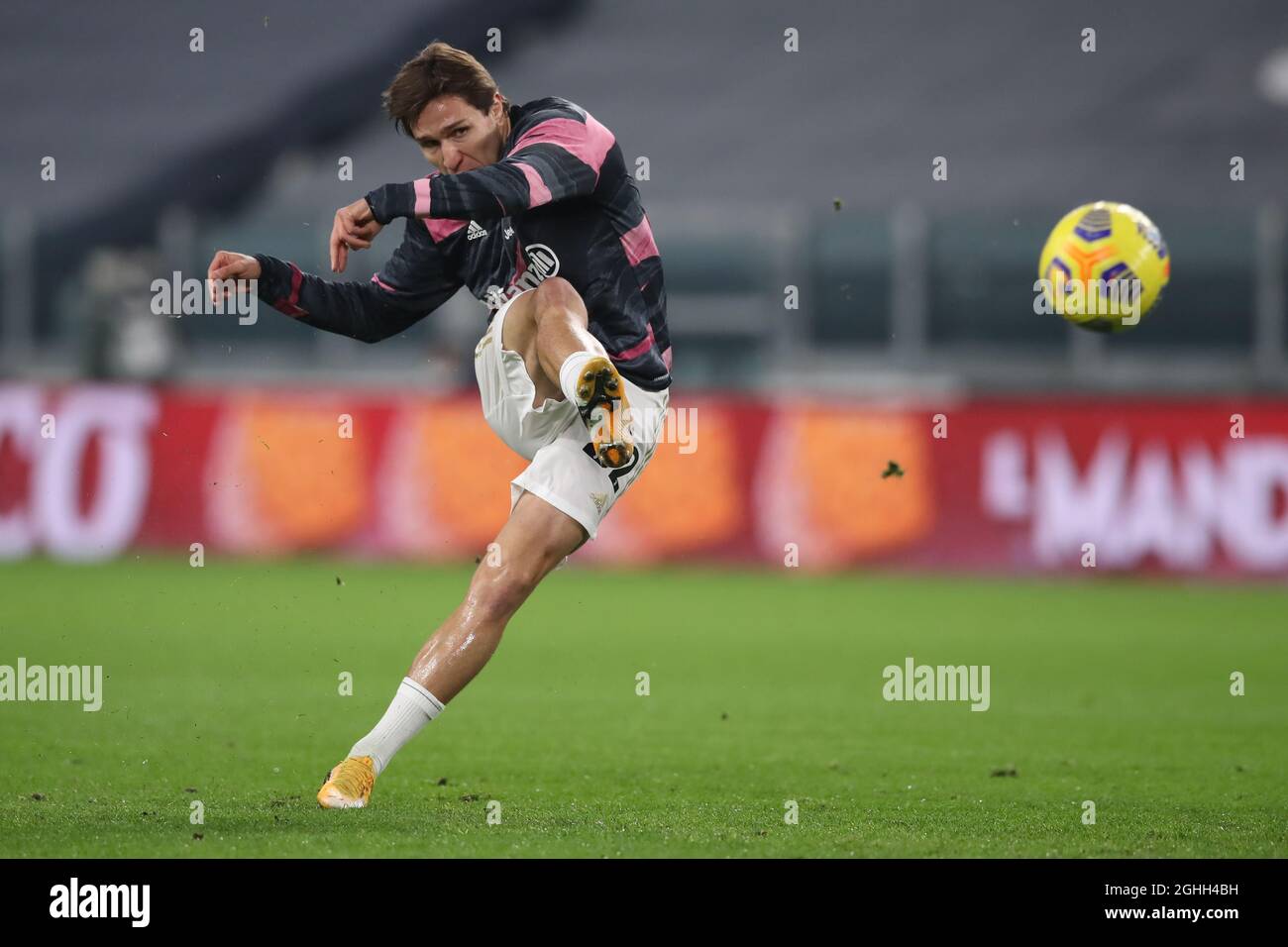 Federico Chiesa von Juventus übt Freistöße während des Aufwärmpuls vor dem Spiel der Serie A im Allianz Stadium in Turin. Bilddatum: 16. Dezember 2020. Bildnachweis sollte lauten: Jonathan Moscrop/Sportimage via PA Images Stockfoto