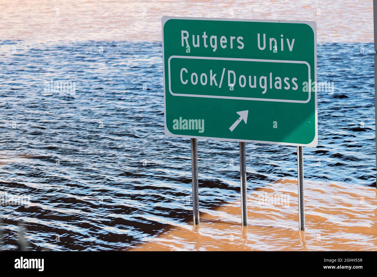 Untergetauchter Straßenschild der Route 18 in der Nähe des Campus der Rutgers University nach dem Tropensturm Ida Stockfoto