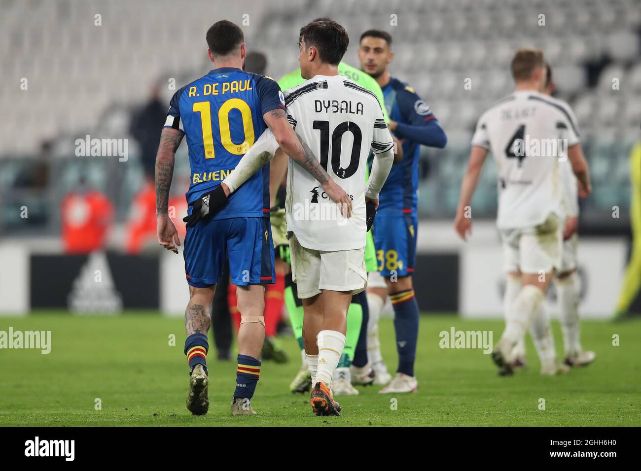 Rodrigo De Paul von Udinese Calcio umarmt seinen Landsmann Paulo Dybala von Juventus, der nach dem letzten Pfiff im Allianz Stadium in Turin das Spielfeld verlässt. Bilddatum: 3. Januar 2021. Bildnachweis sollte lauten: Jonathan Moscrop/Sportimage via PA Images Stockfoto