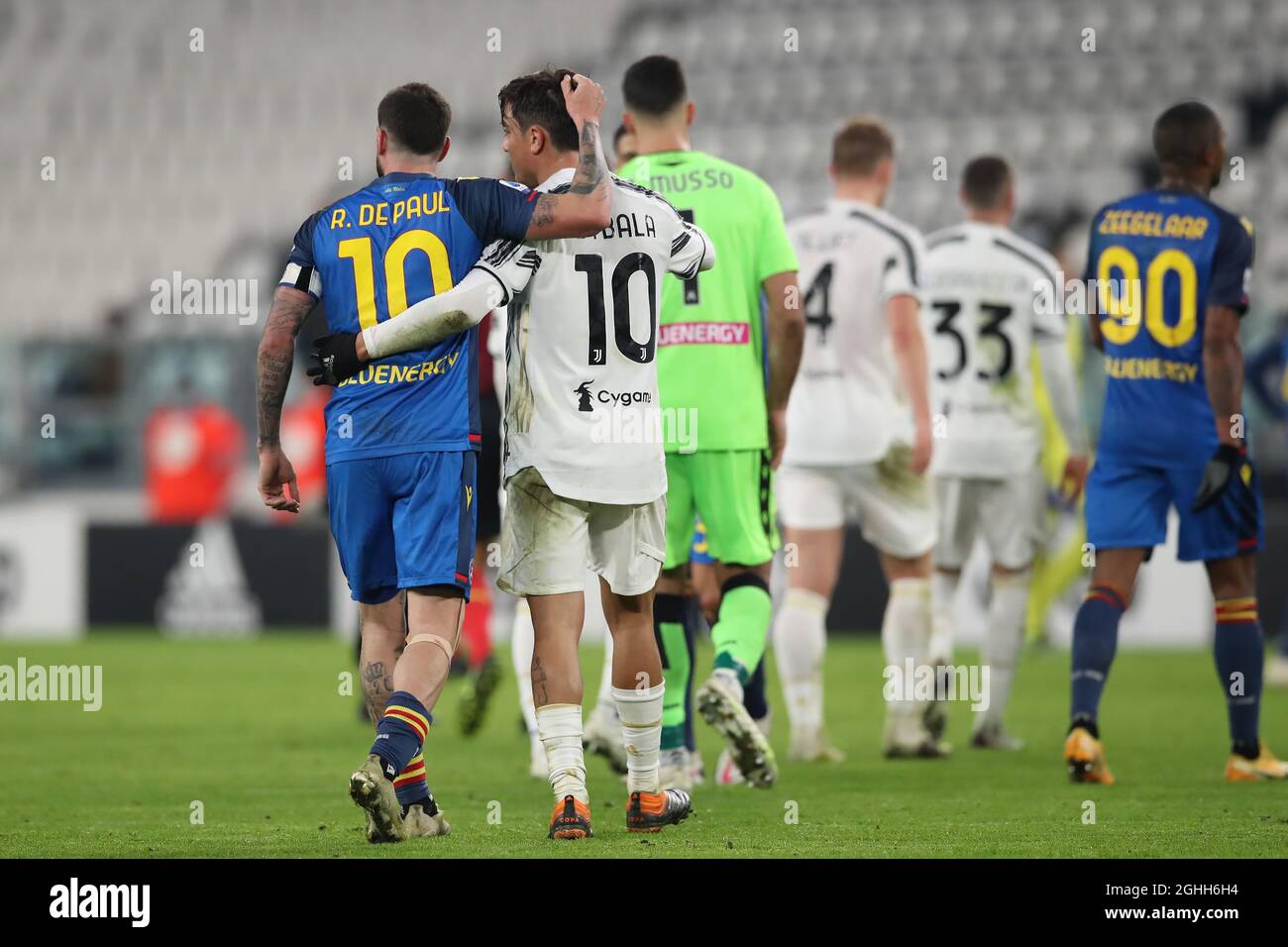 Rodrigo De Paul von Udinese Calcio gibt seinem Landsmann Paulo Dybala von Juventus nach dem Infra-Whistle des Serie-A-Spiels im Allianz-Stadion in Turin ein Kopfklopfen. Bilddatum: 3. Januar 2021. Bildnachweis sollte lauten: Jonathan Moscrop/Sportimage via PA Images Stockfoto