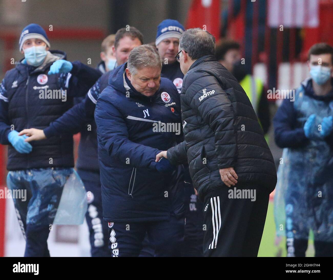 John Yems-Manager von Crawley Town schüttelt die Hand von Marcelo Bielsa-Manager von Leeds United während des FA Cup-Spiels im Peoples Pension Stadium, Crawley. Bilddatum: 10. Januar 2021. Bildnachweis sollte lauten: Paul Terry/Sportimage Stockfoto