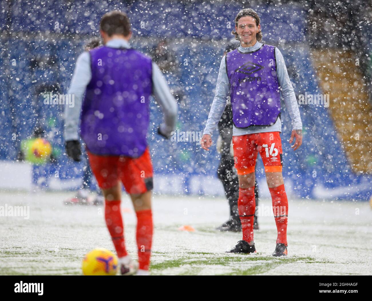 Glen Rea von Luton Town erwärmt sich während des FA Cup-Spiels an der Stamford Bridge, London, im Schnee. Bilddatum: 24. Januar 2021. Bildnachweis sollte lauten: Paul Terry/Sportimage via PA Images Stockfoto