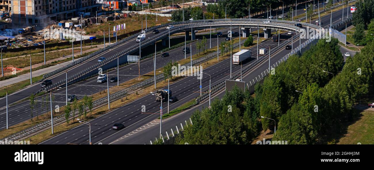 Verkehr in den neuen Bezirken von Kazan. Blick auf Autobahnen und Überführungen. Moderne Wohngebiete in Russland. Stockfoto