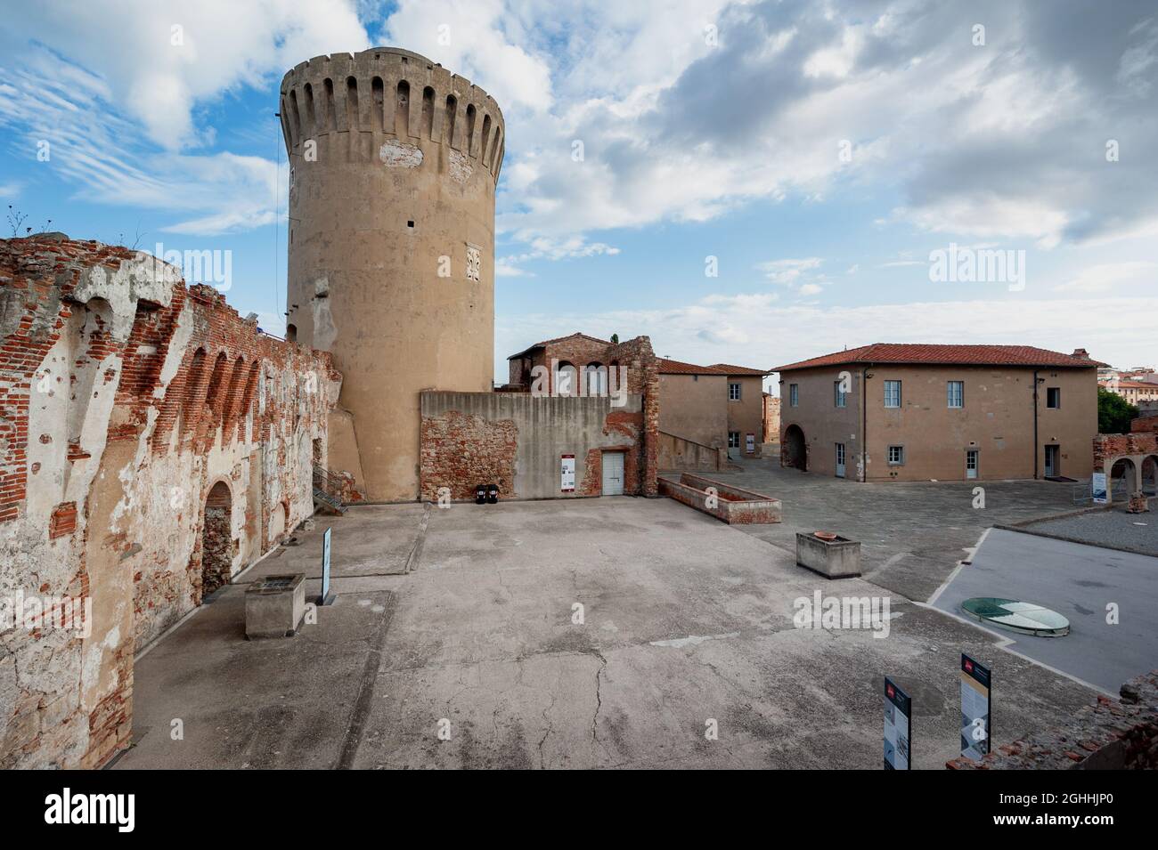 .der Weg entlang der Fortezza Vecchia (Alte Festung). Der Wachturm, genannt Mastio di Matilde, blickt auf das Meer. Stockfoto